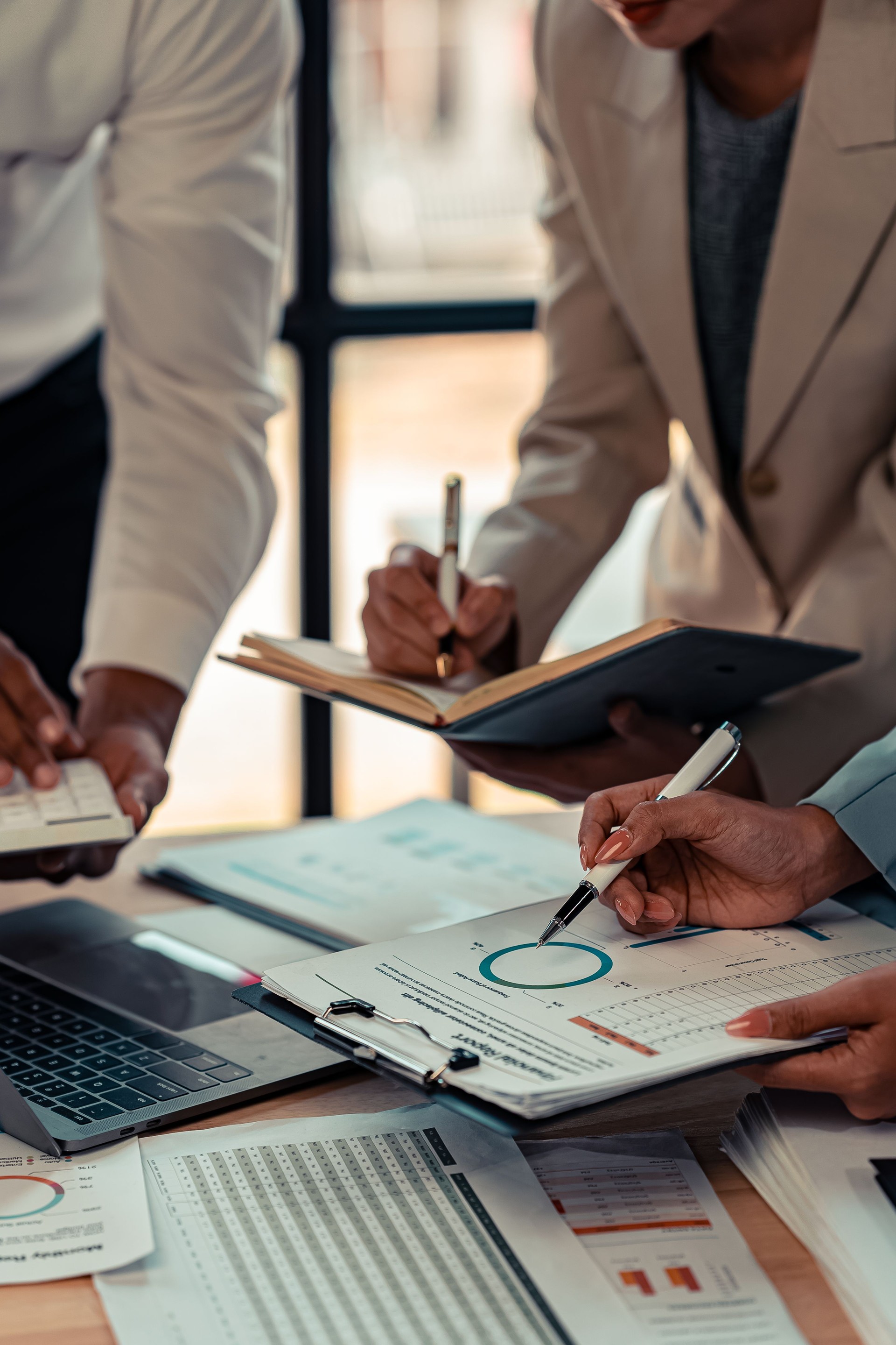 Meeting to analyze and discuss the financial report situation in the meeting room, investment consultants, financial consultants closely in a vertical manner